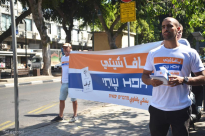 بالصور: نشطاء قائمة يافا يوزعون المناشير الانتخابية في يافا